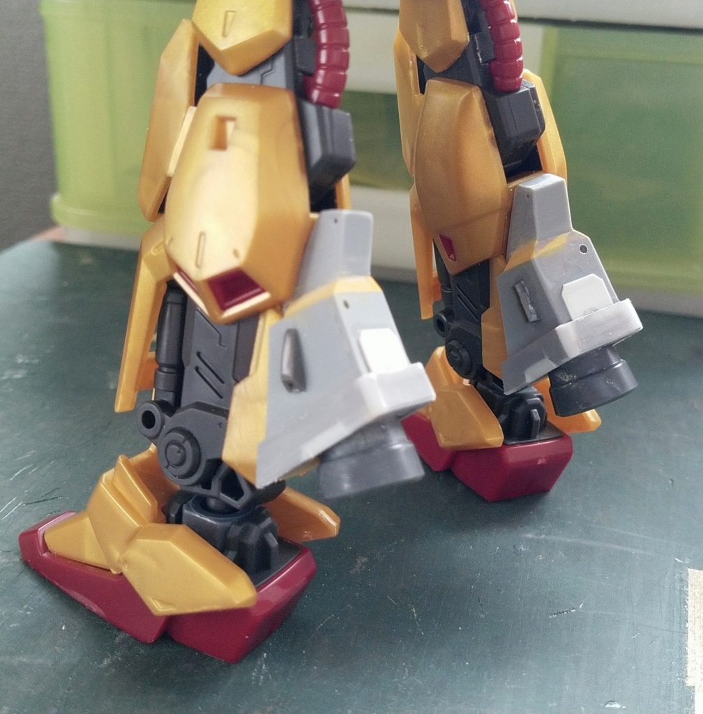 脚裏の追加バーニアユニットはプラ板からのスクラッチ。