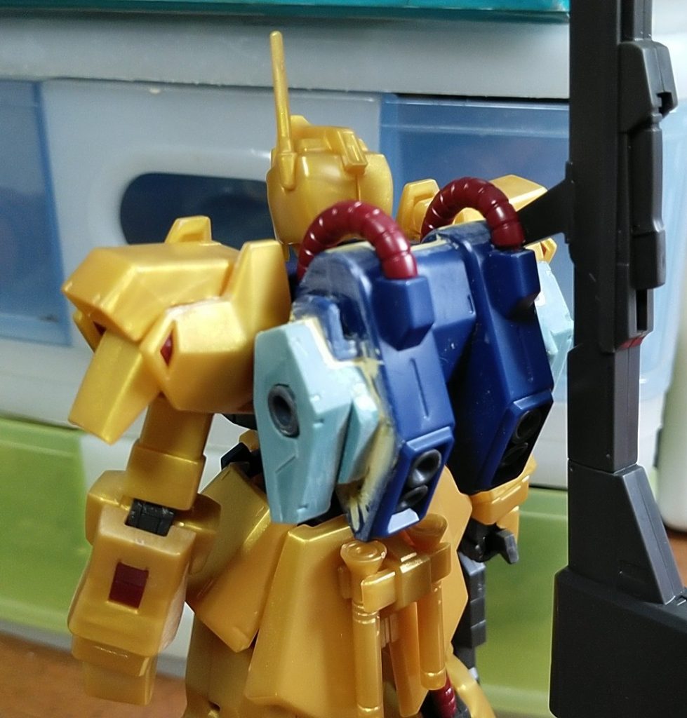 百式のバックパックにウェポンの、基部を取りつけました。クレイバズーカを二本付けるため、バズーカ側の基部をずらしてます。