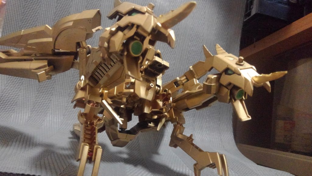 支援メカ「ワイバーンアーマー」アルスとの戦いで破損したウォドムポッドの脚部とヴァルキランダーの翼を補う為にGBNプレイヤー達がガンプラのパーツを持ち寄って製作したカイザーワイバーンがモチーフのガンプラ。