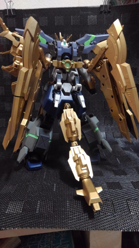 元のリライジングに比べ出力が不安定でグランドクロスキャノンが使用不可な為、追加武装で火力低下を補っている…という設定