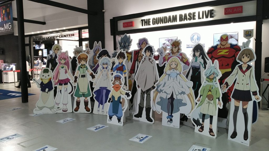 当初は本編合わせ(でないと本作登場分武装レビューができない、未来の武装をぽっと出で出せないですから)で展開。「本来繋がりのないヒロト達の武装をどう出すか」で登場させたのがサラハチ(EX15、このあたりは結構早々と決まっている)。キャプテン・ジオンがロンメル隊長だって事は最初から解ってたし(当てるまでもなく、なのでロンメル隊長の出番は少なめでした。EX19~EX20)パル君がシャフリ様の弟だって事は最初から知ってた(こちらも大当たり)のでパル君関係(EX13、EX31)は「シャフリ様が旧友のアルザスに依頼している」という設定で書くことが出来ました。謎の通信障害のあたり(EX36)まではなんとか原作通りを貫けたのですが、コロナ渦で2nd後半が延期されたことで全ておじゃんになり、「ラストミッション」(EX45~)は完全なコロナ渦勢いで書き進めることになりました。結果として、本編でもアルスがGBNに侵攻してくれて(そして生まれ変わってくれて)事なきを得たのですが(当初の「ラストミッション」想定と比べると本編設定に近づいています。「ちょっと違った本編」とも取れるように)。なお、キルシュ、ミオはご存じの通り、慣例に従って?お酒の名前からです。そういえば、「Re:RISE」最終回にはゲーマスのリアルの姿が。タテヤマさん(リアルのアルザスの名前、Pixivでは既公開)はあんな厳つい人と普通に話したり飲んでいたりしていたのね。