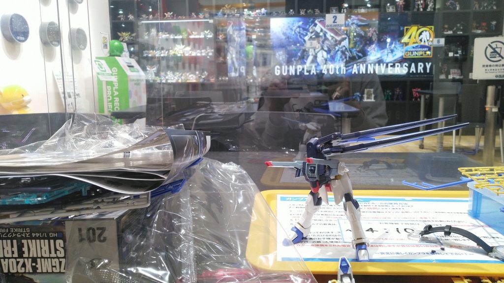 ・・・と言うことで、新たな小説パートも動き出そうとしています(武装レビューは今まで通りアルザスが担当)。この連載での「惑星エルドラ事件」の後を舞台にした、全く新しい「武装」の物語が始まろうとしています。既にいくつかの機体は構想に入っているところ。実は前回・今回の最終回スペシャルでいくつかそれを示唆する言葉も出てたり(前編が素組みのエルドラウィンダムなのもちょっとあったり)・・・?2020年10月、また、GBNで。