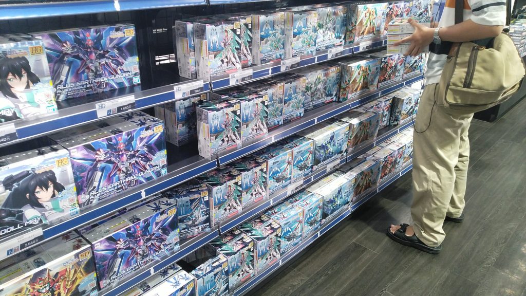 それにしても、「Re:RISE」の終盤の盛り上がりとそれに比例したガンプラの売れ行きは凄かったですね。新ガンダム発表会→第一話先行上映会で感じた名作の予感が伝わったかのよう。また好きなガンダム作品が増えました。本連載で紹介したHGBD:R武装キットは例年では売れ残るものですが(現在もインジャスティス、量産型ジオニックソードあたりは残っている)、本作はむしろ見当たらない状態が続いています。ヒロトさんは凄いや。特にCDC絡み武装は見かけたら買いましょう。ヒロトさんもアルスも凄いや・・・なお、ガンプラの有無にかかわらず「ビルドダイバーズRe:RISE」の全話無料配信期間は11月末までとなっています。お早めにどうぞ。