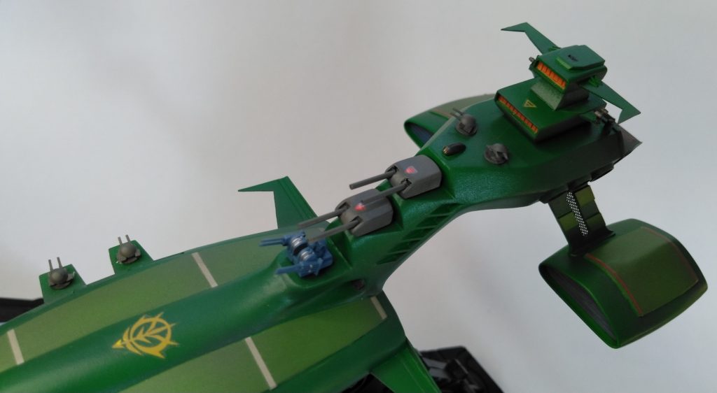 狭すぎるMS格納庫を延長・幅増しで広くしてやりました。エンジン連結部はただの板だったので、プラ板とエッチングメッシュで新造。主砲塔３基のうち２基は強力な新型に換装。１基は４連装対空ビーム砲に換装。これらはウォーターラインのパーツを加工したもの。