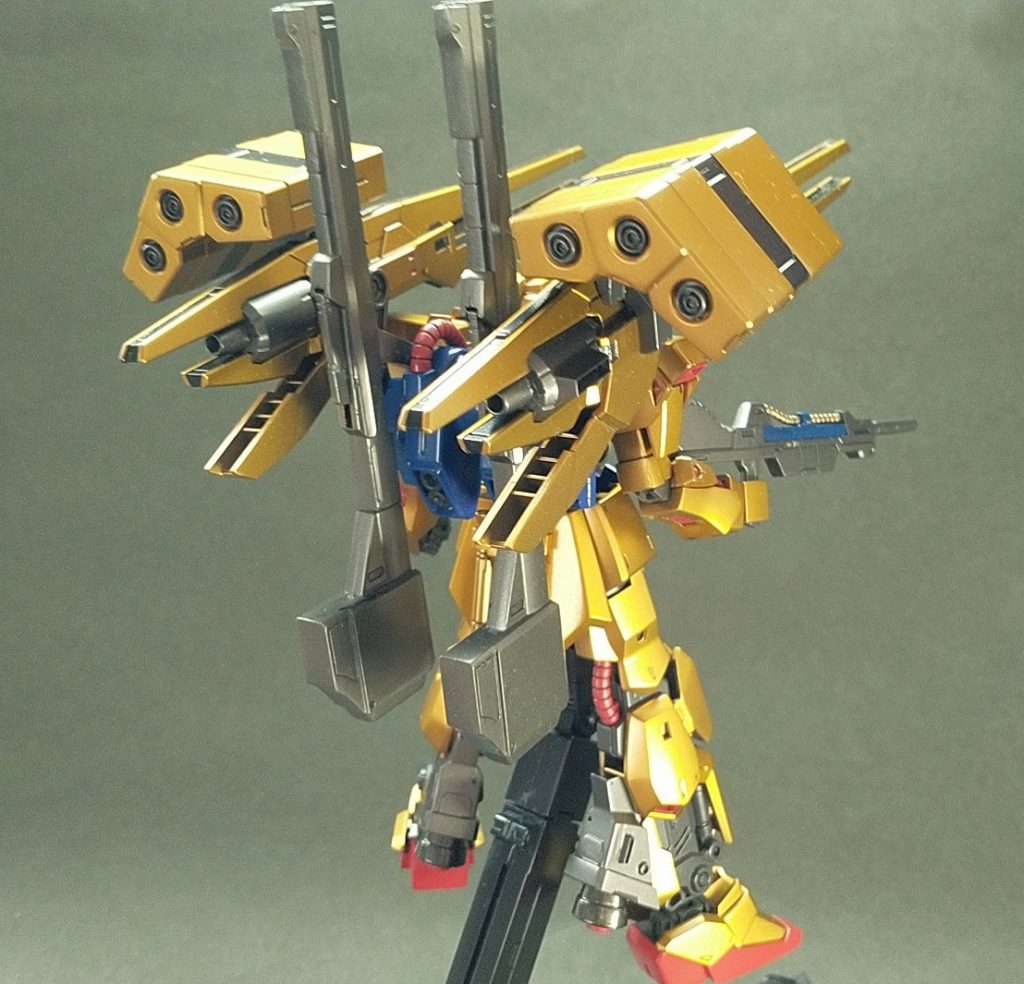 後ろから。ウェポンユニットで増量した分を、脚にバーニアユニット追加して機動力をアップさせてます。
