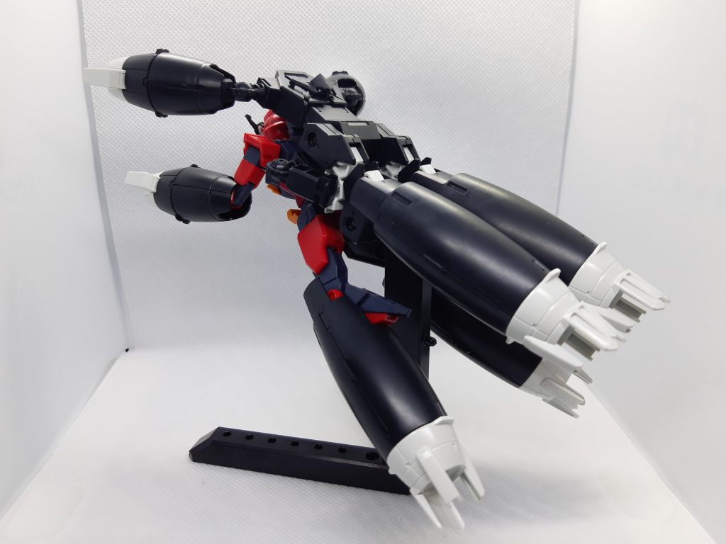 写真では分かりにくいですが、背中と腰にアウンリゼアーマーを接続しています。背中の方は腕を残し、腰の方は脚を残してます。