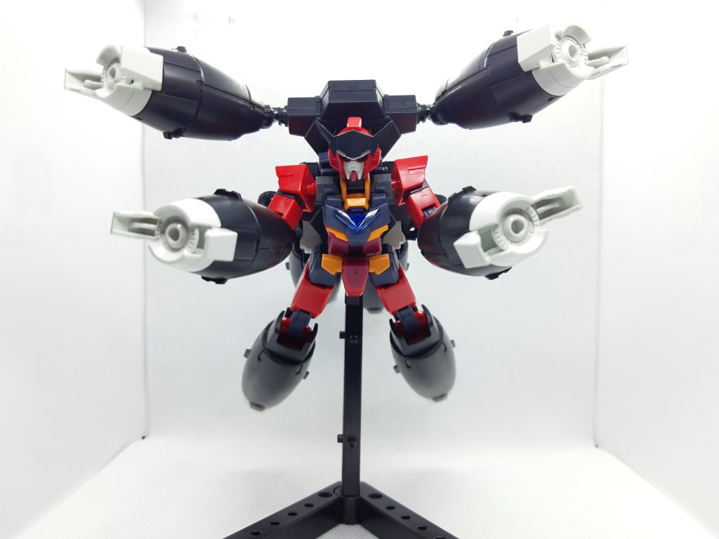 飛行ポーズ。本来合体時は手足の白いパーツを入れ換えるのですが、クロー好きな自分はあえてそのまま。