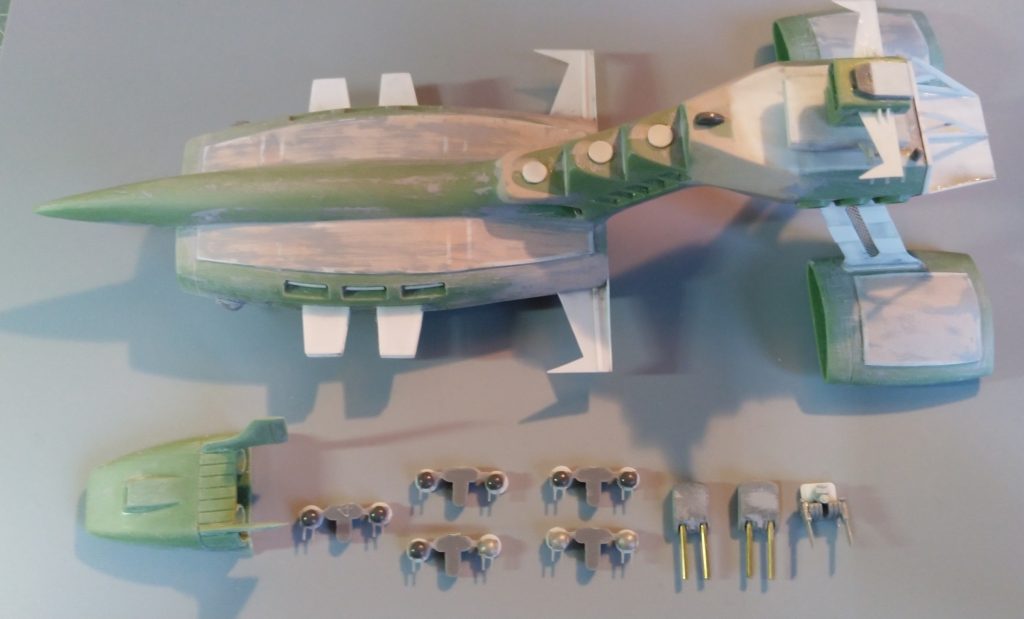 左右に張り出すアンテナ？は厚ぼったかったので、プラ板で作り直し。バルジは全てプラ板で作るつもりでしたが、曲面なので、まずプラ材で囲みを作って、その内側にポリパテを薄く延ばしました。もう少し厚くしてもよかったかも。