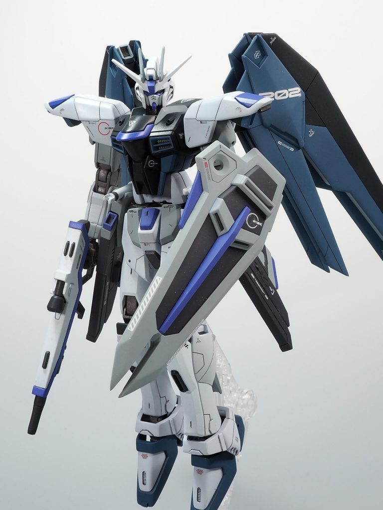 まず股関節部と首を延長､そうしたら腕が短く感じたので延長､すると胴体も詰まった感じになったので延長｡行き当たりばったりで延長しました💦（改造は計画的に…）ウイング部は､合わせ目消しして塗り分けで対応しました｡各部に筋彫りと､プラ板､市販パーツを貼り付けてみました。ここからは､妄想設定を交えてアピールショットを紹介したいと思います｡