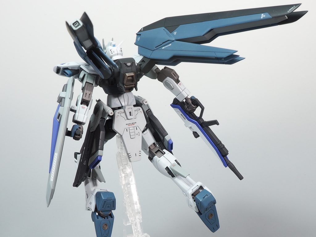 ザフト技術士官（以下士官）「キサマには私がこの目で見たこの機体の機動を再現してもらう！」赤服テストパイロット（以下赤服）「了解です！（どんなマニューバでもエリートの俺なら再現してみせる）」士官「フリーダムが量産の暁にはナチュラルなぞあっという間に叩いてみせるわ！」