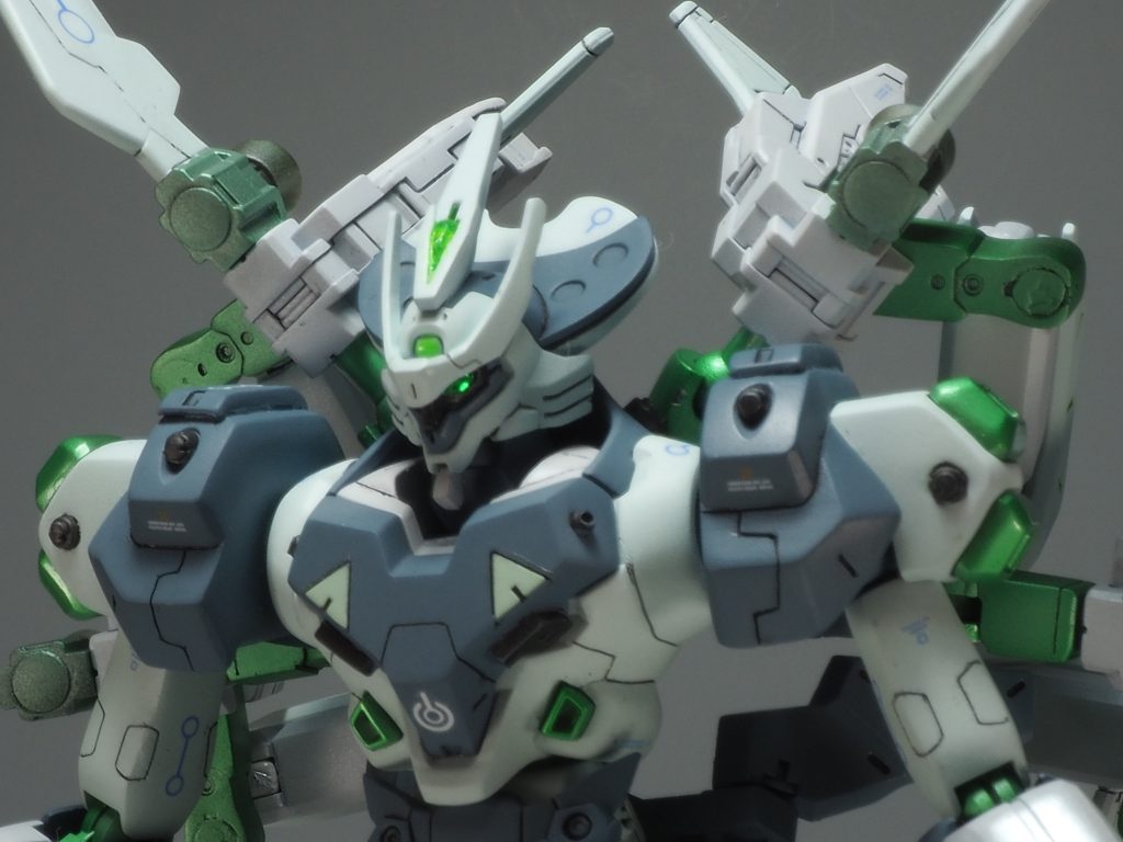 カラーリングは最初、真っ白でいこうと思ってましたが、プランダーのグリーンが良い感じに思えたので緑がかったホワイトとグレーで塗りわけ、フレームやスラスター部はグリーンのキャンディ塗装風にしています。(最初はシルバーに軽くクリアグリーンを吹くつもりだったが徐々に濃くなってしまって…)以下アクションポーズです。