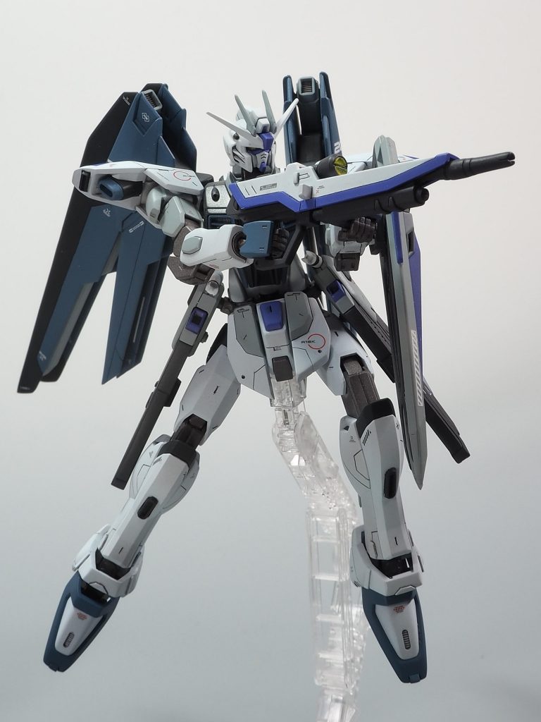 士官「どうした！全く当たらんではないか！」赤服（この機動力で精密射撃なみの射撃ができるパイロットなどいるか！）