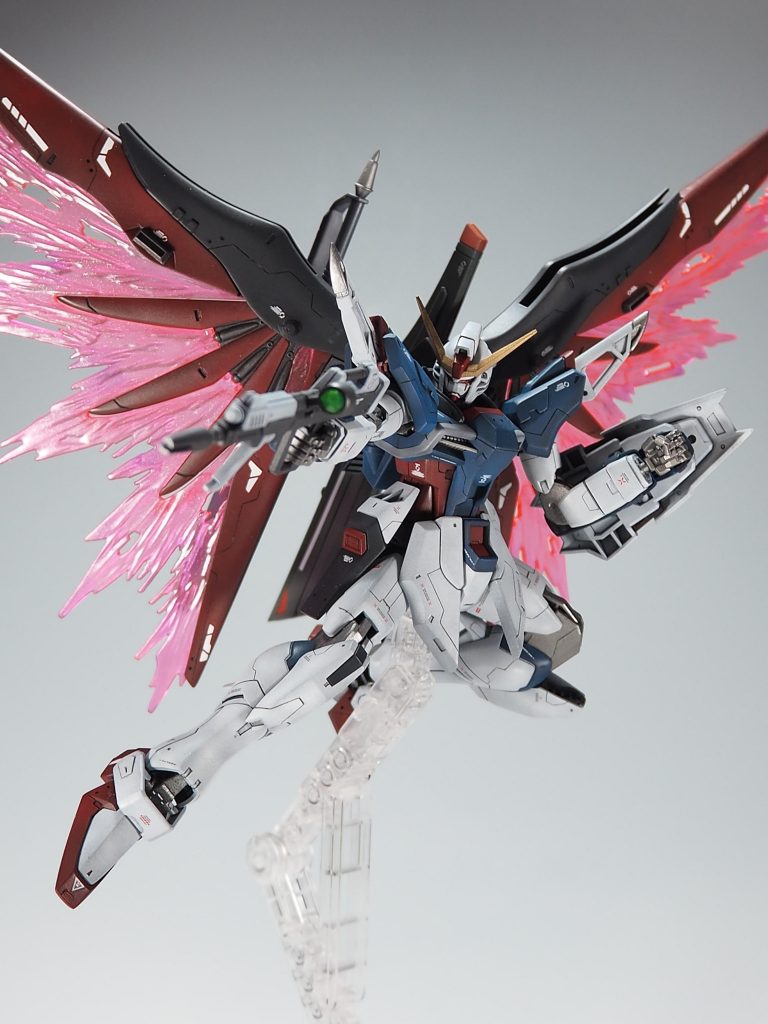 最後は、SEED撃ちで〆!今回初めて黒立ち上げで塗装したのですが、エッジ部の残し加減がとても難しかったです。またクリアパーツのグラデーション塗装も繊細な塗装でタイヘンでした。(やり直しが効かない…)しかし塗り加減で質感が変わるのが面白い塗装方法でした!最後まで閲覧していただけた方、ホントウにアリガトウ御座いました。感想、コメントなどいただけたらうれしいです!