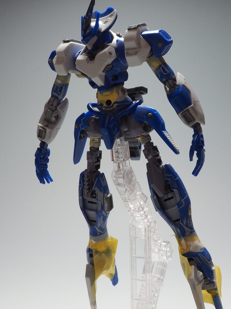 いきなりの制作過程写真ですが…なんともハリボテ感が凄い!延長カ所は二の腕、腹部、大腿部、あと踵と爪?も延長しました。今回は初めてスネも延長したのですが、形を整えるのが難しかった…(最後は妥協した…)