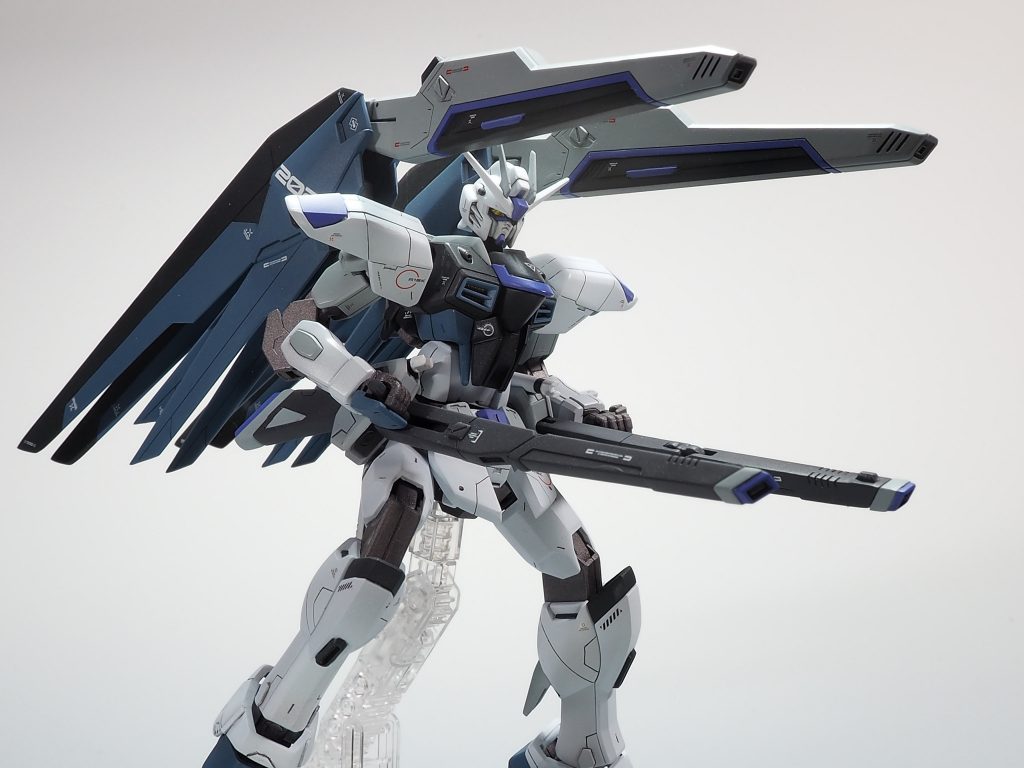 赤服「フルバースト！この火力！これなら長距離狙撃､もしくは対艦攻撃機として…」士官「それではそのままハイマットモードに移行､マルチロックで10機のターゲットを撃破しろ！」赤服「出来るかー！！！」結局フリーダム量産計画は､製造コストの問題とフリーダム自体の扱い難さから見送られる事となった｡この機体は乗り手不在のままお蔵入りするコトとなったがこの機体が後にストライクフリーダムのベースになるとは､この時誰も知る由もなかった…