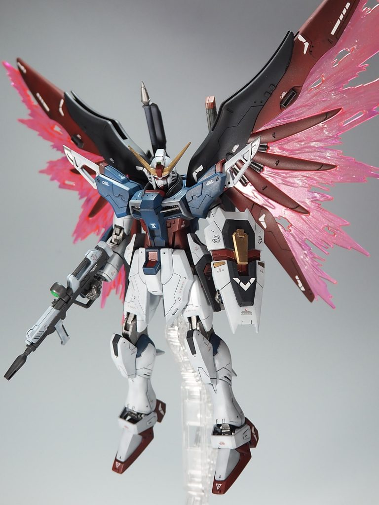 肩やシールドに、プラ板や市販パーツを貼り付けてあります。またイエローに塗る部分は、発色が難しかったのでゴールドで塗装しました。ライフルのスコープは、くり抜いてクリアパーツを埋め込みました。