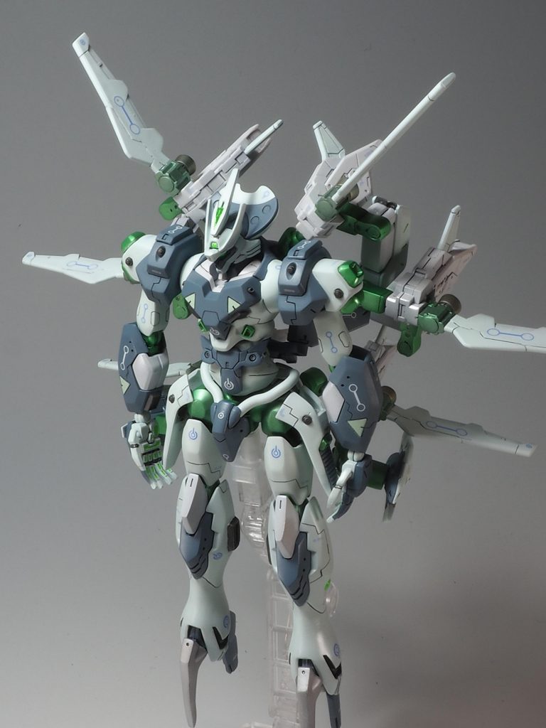 とりあえず素組みで組んでみたところ、とにかくチッサイ!ですので各部の延長、パーツがノッペリしていたので筋彫りと市販パーツで隙間を埋めます。武器持ち手が付属されていないがバリアとプランダー(掌のエネルギー吸収機構)は使いたいので手持ち武器は無しで。(この手首自作は難しい💦)