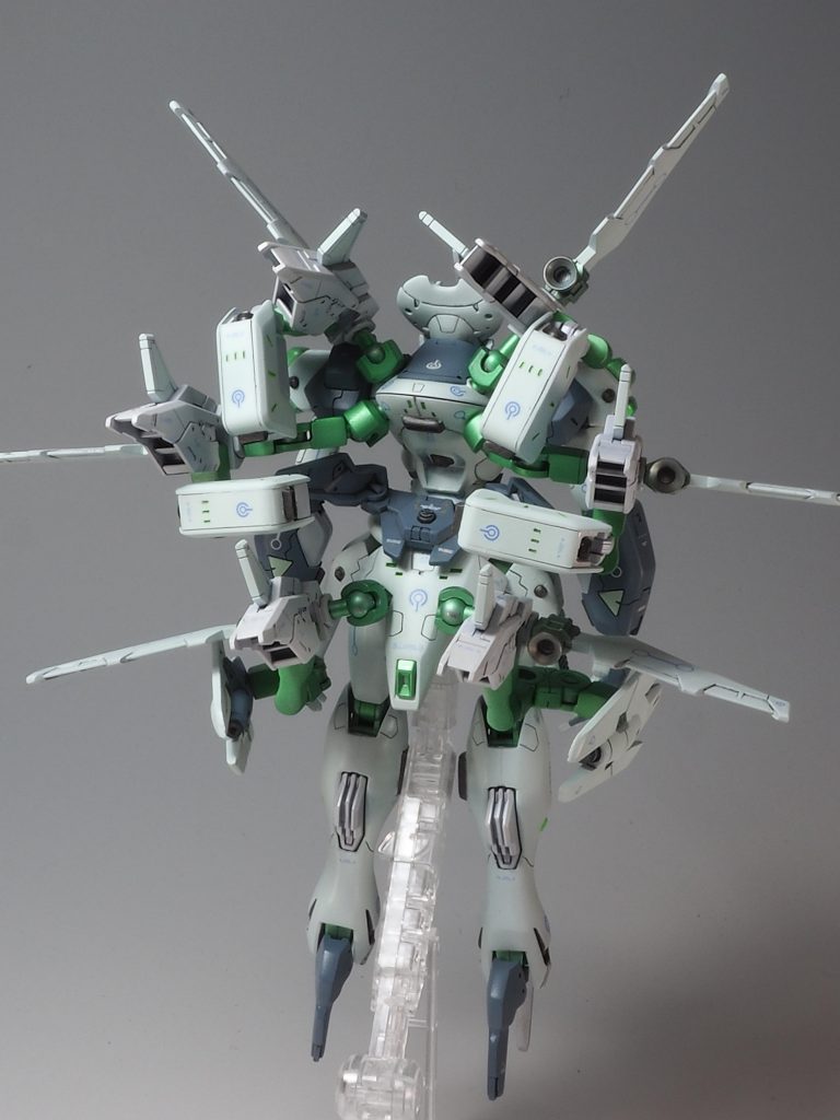 あとは背中に盛り付けるしか無いので30MMのオプションパーツを3セット取り付けしました。接続は、ボールデンアームズのジョイントパーツを使用(これは…良いものだ!)背中のアームドアームは4個しかないのでユーラヴェンガンダムのセンサービットをそれらしく形を整えて使用してます。(コアガンダムは必ず作ります💦)あと頭部の角と延長した腹部には、これまた30MMのオプションパーツを取り付けてあります。(30MM最高~)