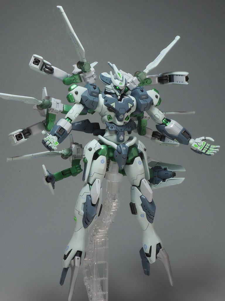 攻撃開始!武装は背中のアームドアームしかないのでこれで攻撃しますが、ジョイント部が増えているのでケッコウ動きがつけれます!