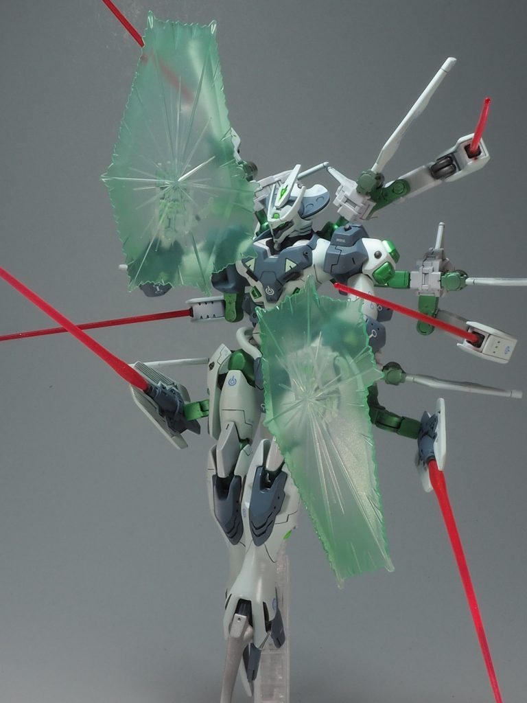 中二病的なポーズ!少し古いキットですから動きが悪いですが、サーベルやバリアパーツでけっこう良い写真がとれたと思います。