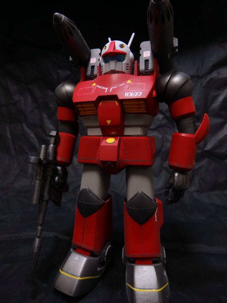 改修点2 ランナーとタミヤパテで、どうにかして左の平手を作りました。改修点3 HGパワードジムの胴体と股関節を仕込んで、腰の回転と足が外に向くようにしました。その他、微妙過ぎてわからない程度ですが、肩のパーツを削って薄くし、腕を胴体に近づけたのと、頭部60mmバルカン砲にモールドを追加しました。黄色のランナーに穴を開けて詰めただけですが、結構気に入っています。    +