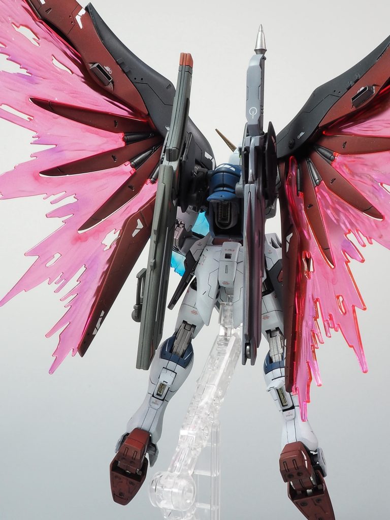 背中のバーニヤは、くり抜いてから、市販パーツに交換してます。光の翼はクリアレッドとクリアパープルでグラデーション塗装してからシルバーを軽く吹き付けてみました。