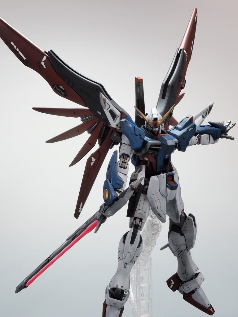 アロンダイトビームソード。クリアパーツのおかげで固定もカッチリしてて構えやすい!正直コレが二本欲しかった…光の翼付けて、ポーズ決めてみます。