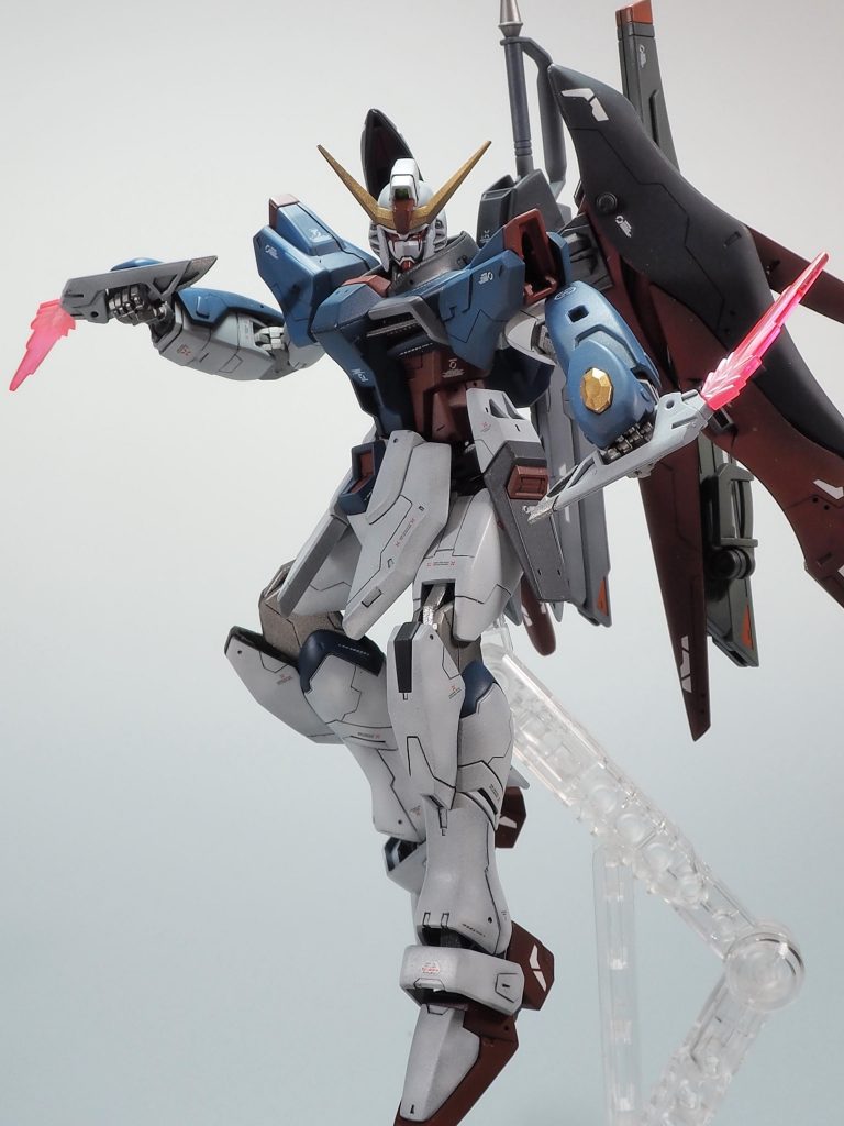 フラッシュエッジ、投げてしまうのが勿体ないので逆手持ちで構えさせてみました。忍者風?(ニンニン♪)