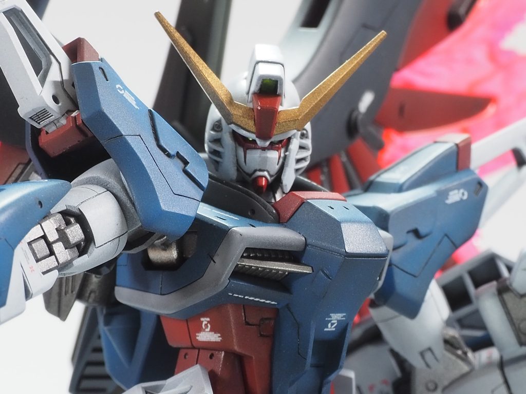 ツインアイは、Hアイズの裏をシルバーに塗装した物を貼り付けしたのですがあまり光を拾わず撮影時、かなり苦労しました…(この点は、ホイルシールが良い仕事をする…)それでは、武装の紹介します。