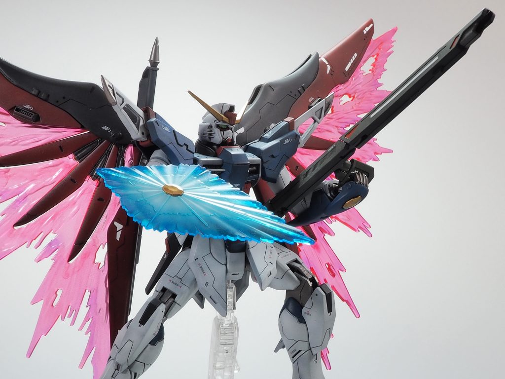 ビームシールドも、クリアブルーとホワイトでグラデーション塗装しました。一気に塗料が噴き出てホワイトが牛乳こぼしたようになったのですが写真では、あまりわからない?(ヨカッタ、ヨカッタ💦)