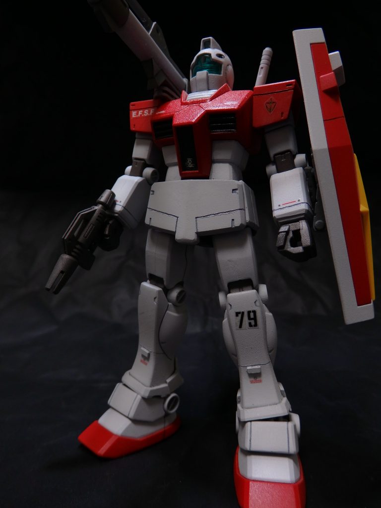 胸、肩、腕、腰、足にスジボリを追加しました。ご覧の通り、ヘタっぴですが、安心してください、これから上手くなる予定です。ランドセルにジャンクパーツを取り付けて、キャノンを取り付けられる様にしました。穴にピンを挿すだけなので、他にも色々な武装を取り付け可能です。なんだかビーム・サーベル2本挿しているみたいにも見えます。