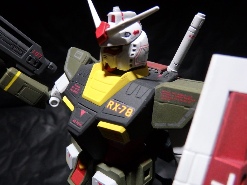 旧キットのデカールを、箱絵と説明書を参考に貼りました。とは言え、MGと旧キットではスタイルが違う為、そのままでは貼れないデカールもちょいちょいあり、大変でした。一番苦労したのは、頭部の赤いラインです。サイズが違うので、適切な大きさに切断してから貼ると上手くいくんじゃないでしょうか。私はそのまま貼ってぐちゃっとなりましたが、何とかリカバーできました。