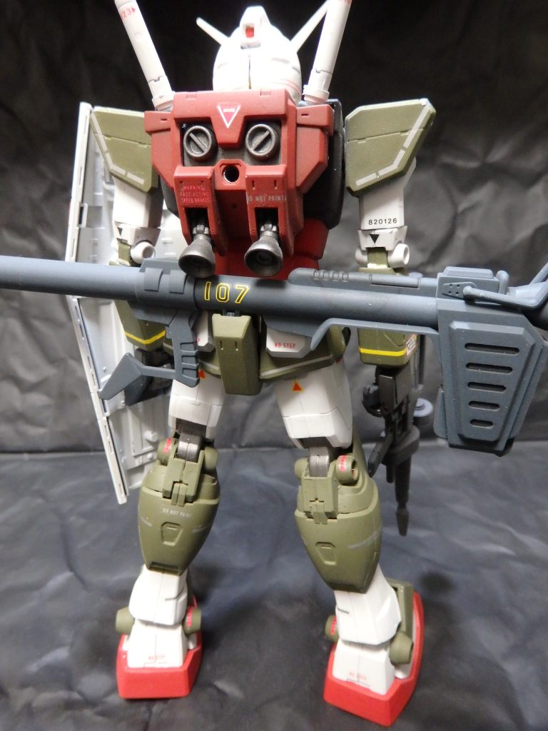 ランドセルの赤は他の箇所と同じ色なのですが、下地に肩やふくらはぎと同じオリーブドラブを塗ってあり、とても渋い赤に仕上がりました。このキットは、シールドが保持出来ないと思っていたのですが、どうやらハンドパーツの甲の部分をシールドの持ち手にがっちり挿しこむ事で保持する仕組みのようです。気づくのに20年かかるとは。。説明書は紛失してしまいましたが、もしかしたら記載があったかも?