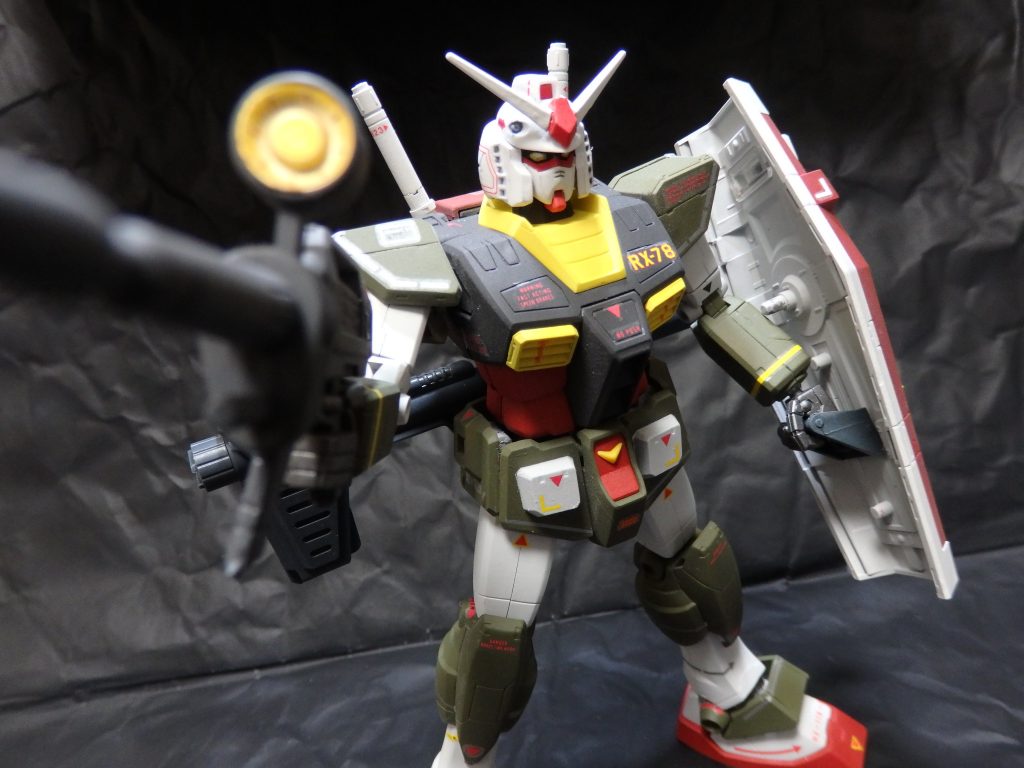 塗装は充電式エアブラシでベランダ塗装です。午後になると日陰になるのでなんとかなりますが、午前中は暑くて出来ません。。。カラーレシピです。塗りながら適当に調色してますので、割合は不明です。赤:ガンダムカラーMSレッド + つや消しブラック黄:ガンダムカラーMSイエロー + MSホワイト黒:Mrカラーミッドナイトブルー + MSホワイト緑:Mrカラーオリーブドラブ(2) + MSホワイトグレー:ガンダムカラーMSホワイト + つや消しブラック胸のダクト部は箱絵と説明書では赤なのですが、間違えて黄色に塗装してしまいました。気に入ったので塗り直しせず、そのままにしました。太ももに合わせ目がありますが、初代MGはメモリアルな一品なので仕様を見せる為にあえて消さずに残しました。ウソです。気にならなかったので放置しました。