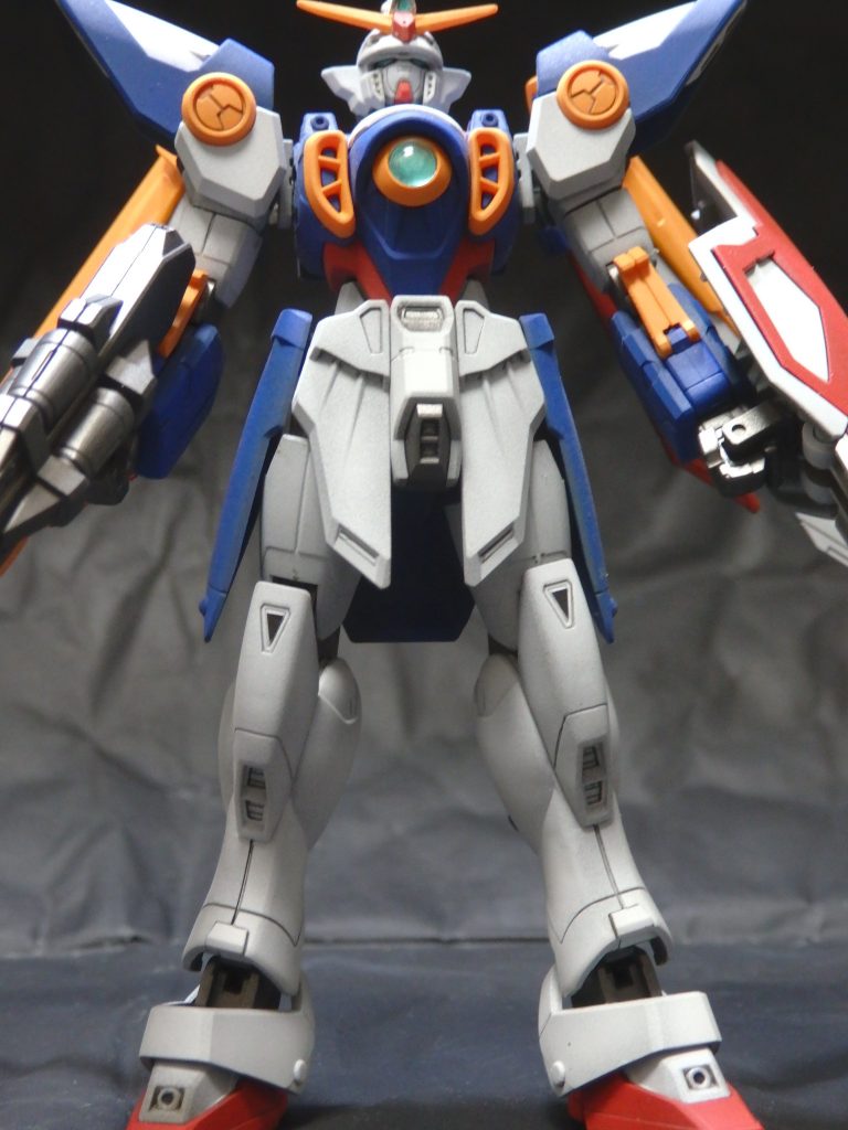 エアブラシを使うようになって4ヵ月以上経ちましたが、もっと使わないと上達しないと思って、『パチ組み全塗装』で制作ピッチを上げる事にしました。工作に使う時間を短くした分、塗装する機会を増やす作戦です。合わせ目消しをしていませんし、塗装の習作のつもりだったので、ガンスタにUPするつもりはなかったのですが。。。完成したらカッコイイので思わずUPしてしまいました。そもそもキットの出来が凄く良いです。いやホント、バンダイ凄いな。