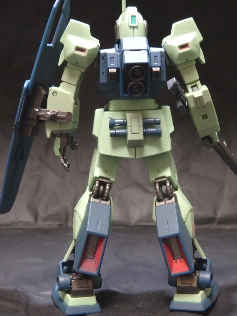 さらに、今回は付属シールを活用している上に、下地塗装無しの成形色活かしですので、『シール＆成形色活かし全塗装』です。お前何言っているんだという声が聞こえてきそうです。バーニアやセンサー部は付属のシールです。頭部の赤もシールなんですよ。