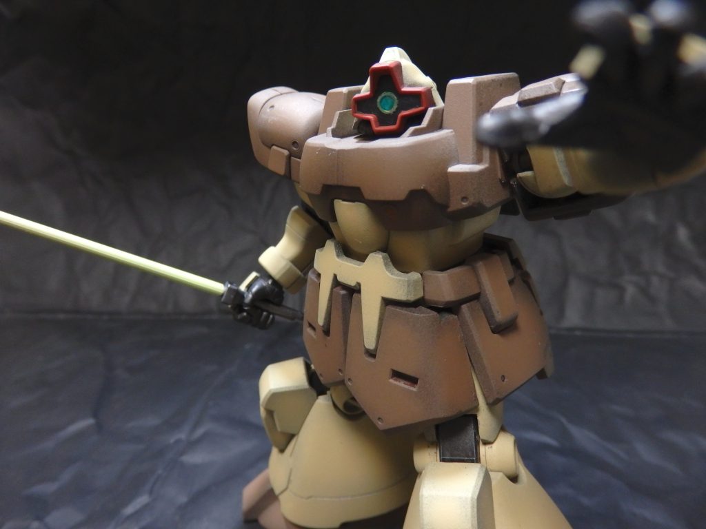 モノアイ周り赤：MrカラーのMSレッド黒：ガンダムマーカースミいれ用ブラックモノアイ：付属のシール + 文房具屋で値引きされていたので買ったシール㈱デザインフィルミドリカンパニー　シール3536　ラインストーン柄スミイレはクレオスのスミイレペン（シャーペン）です。トップコートはガイアカラーのEXフラットクリアー ＋ Mrカラーフラットベースなめらかスムースです。