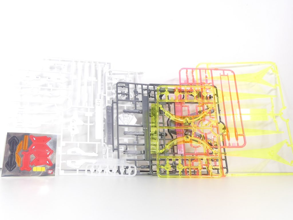 ランナー。グレー部分がＫＰＳ。シールは多め。ＰＣ－７は乳白色。組み立て体験会限定のレッドＶｅｒ．ではエフェクトも赤く変化します。 