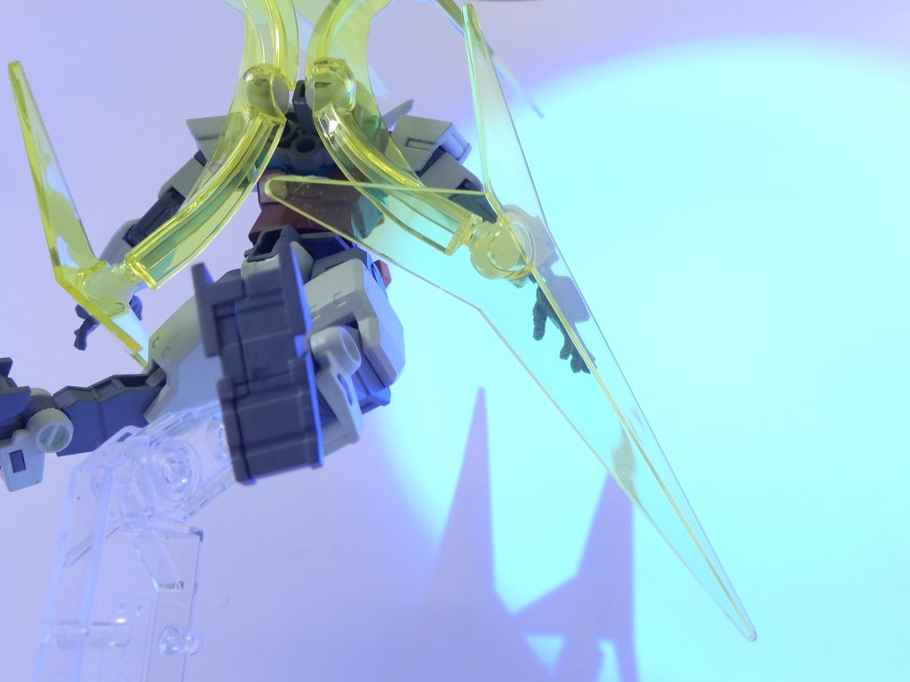 ～のちに、エルドラの民・フレディが記す～ヒロトさんのコアガンダム･･･「びよんど」だったっけ。とにかく、僕はそれに乗って飛び出しました。目的地は、惑星エルドラ。ＧＢＮ内からは、ずっと離れた場所らしいです。正直、飛行中のことはよく覚えていません。星々が流れてって･･･すぐに見えなくなって。コアガンダムは、エネルギーの全てを移動に使いました。僕は、迷子にはなりたくなかったから･･･心の中で願っていました。あの先の･･･「ぎんが」へ向かって、飛べ、ガンダム・・・！･･･やがて、眠ってしまった僕が目を覚ますと･･･目の前に、見慣れた光景が写りました。惑星・エルドラ。コアガンダムが示したデータは、それでした。月･･･「エルドラの月」は、もうそこにはありませんでした。「ヒトツメ」は、一部の生き残りを除いていなくなったんです。アルスも、また。それにしても、コアガンダムの最後の頑張りは凄いんです。エルドラの大気圏に突入するとき、腰から冷たい風を吹き出して僕を守ってくれたんですから･･･ 