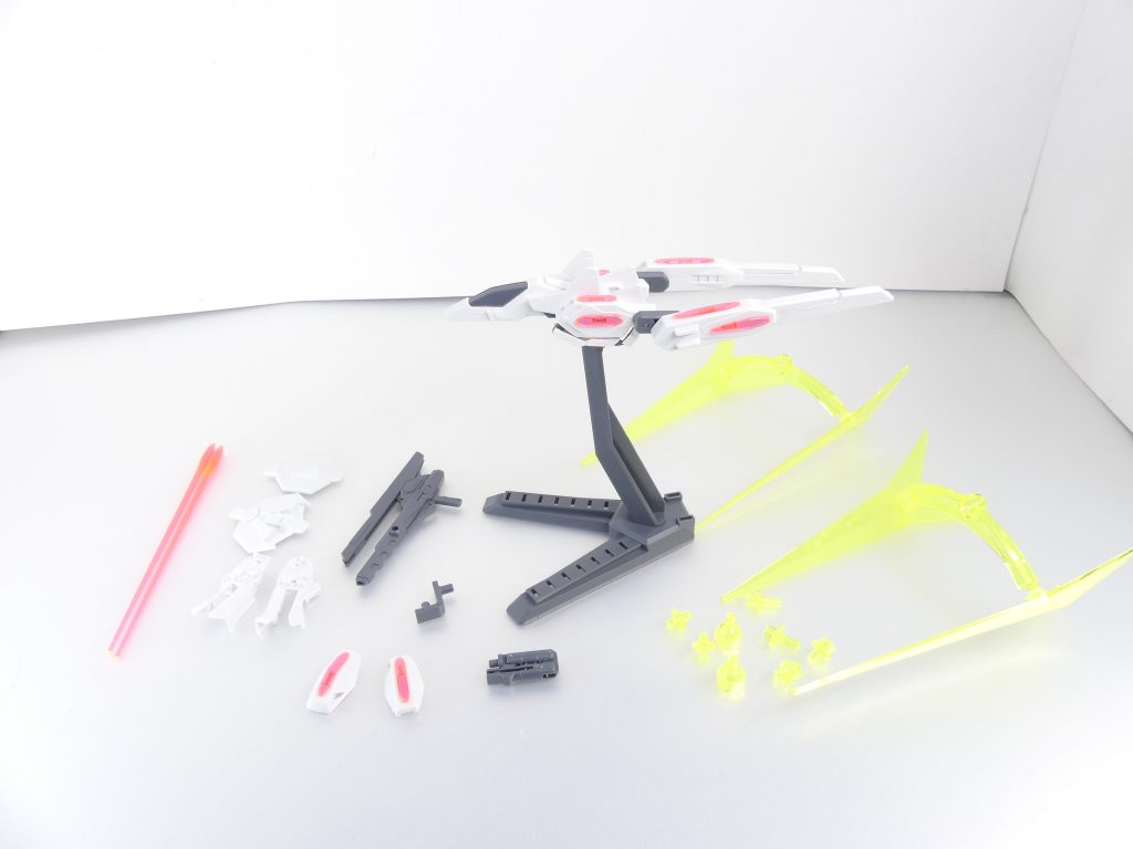 セット内容。・ユニバースブースター本体・専用スタンド・スタービルドストライクガンダムアップグレード用パーツ一式（アブソーブシールド構成パーツ、スタービームライフル、脚部装甲など）・ビームサーベル刃×２・プラフスキーパワーゲート一式（エフェクト本体、ビルドジョイント）ビームサーベル刃はスタビルのキットの関係です。ＳＢ－７やＳＢ－１３の代替にもなるかな。なお、シールドマウントは余剰パーツになります。 