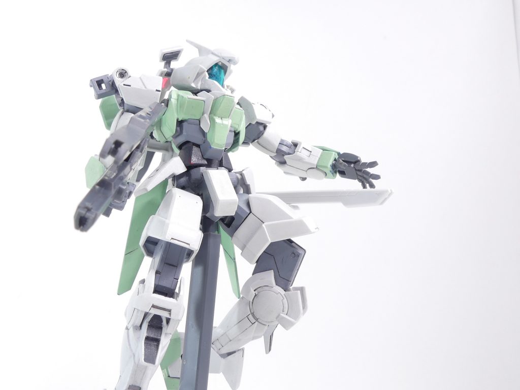 スタービームキャノン：ユニバースブースターの主武装。砲身は伸縮式、機体との接続もフレキシブルになった。振りやすくはなったもののちょっと抜けやすいビームキャノン。接続アームはボール接続ですが、ブースター側のボールにリブがあり単一方向への固定も可能。アームとキャノン本体は３ミリ軸です。 