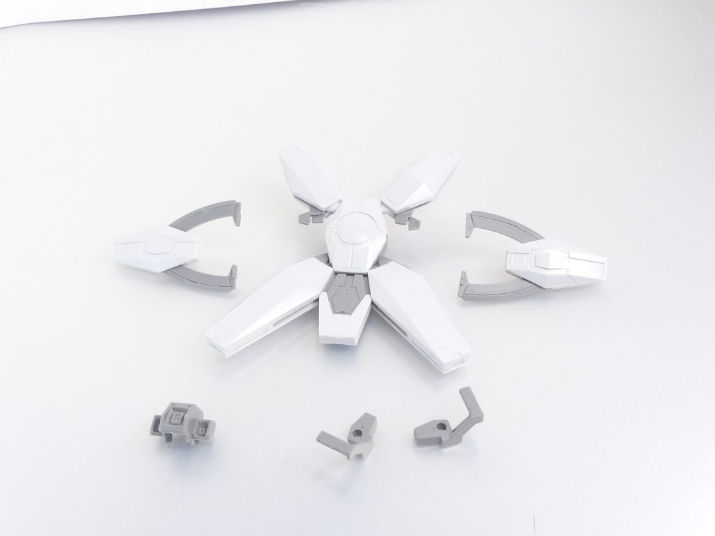 セット内容。・ネプテイトガンダム・バックパックパーツ本体・ネプテイトガンダム・アームパーツ(×2)・汎用プラネッツ穴ジョイント・アームパーツ用持ち手ジョイントパーツ×2「汎用プラネッツ穴ジョイント」については・・・マーズフォーとかメルクワンウェポンズに付属していた物と概ね同じのAGP2軸→プラネッツ穴です。成形色の関係でG-3に合いそうな薄いグレー。