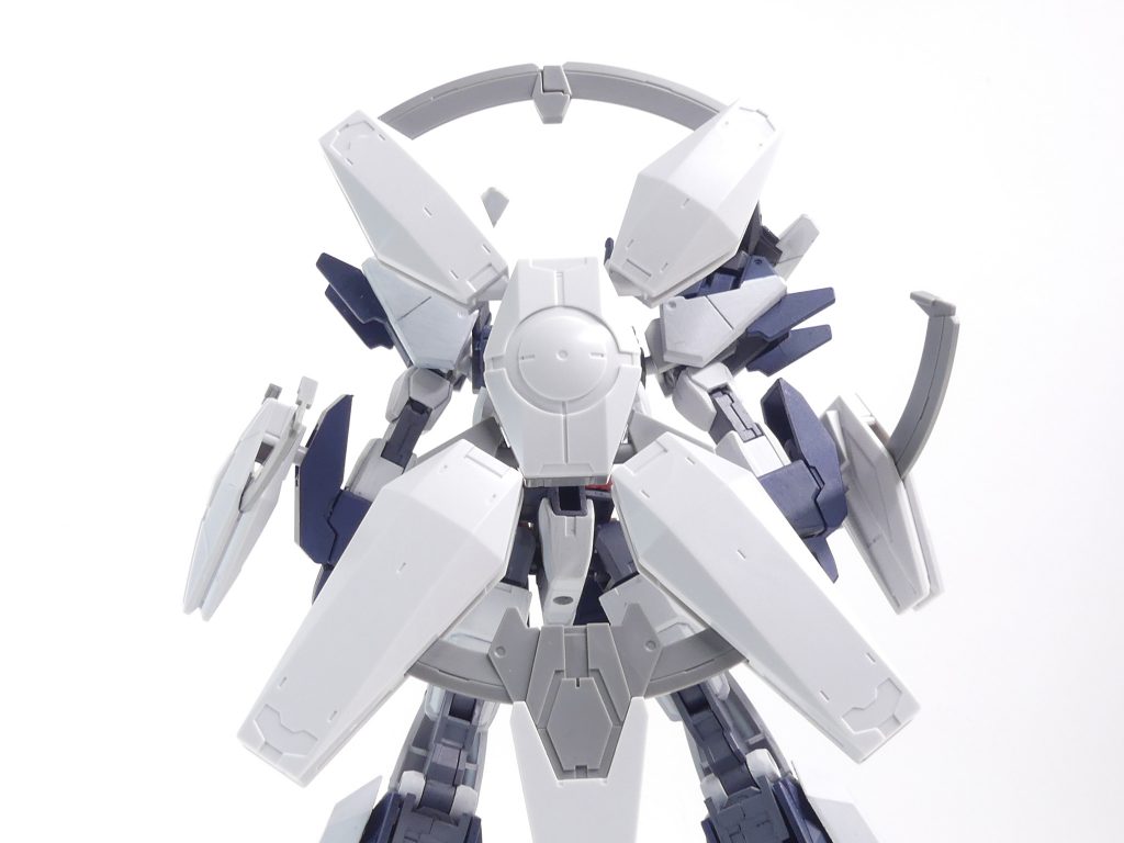 ヴォワチュール・リュミエール:「SEED」関係に登場する惑星間推進システム。なお、ストライクフリーダムガンダムなどはこの技術を応用することで光の翼を発生させている。展開形態へ。上部・下部のリングを展開、腕部を指定位置に持っていって・・・