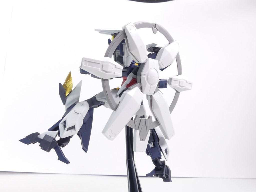 第112改「エピローグII:行くべき場所」行くべき場所。ずっと見えなかったものが、見えた。~ダイバー・シュナイデが記す~「惑星エルドラ事件」。その「ついで」であったELダイバー・サラハチ保護ミッションはかろうじて終わった。ま・・・アルザスが管理側であったことには感謝せねばなるまい。ゲームマスターを通し、お詫びのアイテムが大量に送られてきた。それだけで済まないことは解っているのだろうが、あのミッションに対するせめてもの償いだろう。受け取っておく。私も皆も、十分に戦った。そこにクレームを送る理由は、無かった。ところで、「チーム」たる方の「ビルドダイバーズ」は、あの事件で重要な役割を果たしたという。その中心にあったダイバー・ヒロトは、少しは名の知れた傭兵ダイバー(フォース「AVALON」にいた時期もあったと言うが)・・・「プラネッツシステム」なる換装システムを駆使し、エルドラとGBN、二つの世界の危機を救ったという。彼は彼で今は忙しいらしい。エルドラでのミッションで、かけがえのない「仲間」を得たらしいのだ。傭兵プレイは、「仲間」を得た瞬間終わる。これからは、彼にも幸せな未来が待っていることだろう・・・・・・で、私はと言うと。フォース・「ジャスティスファイト」、古巣に戻ることにした。リーダー・コウメイが必要としているからだ。「エルドラ事件」でフォースの何名かが抜け、補充要員が必要になったらしい。ま、・・・いいだろう。今の私は、心が広い。もう一度チームの歯車となって戦う準備は、出来ているさ・・・