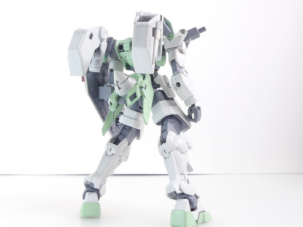 GNネイキッド・ハチ:「サラハチ救出ミッション」で、GBNのロールバック寸前に助け出されたELダイバー・サラハチ。モビルドールに移す時間は無く、アルザスは自宅の棚からGNネイキッドを持ち出し、即座に一部パーツを切り替えて「ビルドデカール」を定着させた。本来、ELダイバーには「ELバースセンター」で専用のボディが与えられるが、一部では緊急措置として他のガンプラへの定着も可能である。後ろから。基本はGNネイキッド。頭部はAGアデルから。肩パーツはヴィンテージ・ライトボディに拠出している状態だったのでもう一個のダブルオーダイバーから持ってきて作り直します。腕パーツ・武器はガードフレームとベースガンダム。塗装については2年間慣れ親しんだネイキッドのままとし、追加パーツのみ新規に塗装しています。