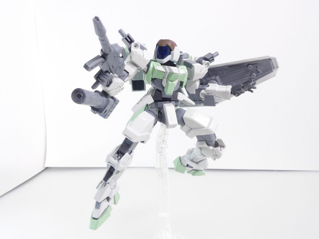 集めたいという思い:後の調査で、サラハチはGBNの「集めたい」という思いから発しているのではないかという仮説が立てられた。右腕がビーム砲になっているのもそのためだと考えられる。ネイキッド・ハチは元機体のネイキッドとほぼ同等(ただし関節部はガードフレームのものを使用しているので追従性・剛性は向上している)の性能を持つが、サラハチ本来の仕様に即し、右腕にはビームキャノンを装備する事ができる。基礎武装面もGBN-ベースガンダムが装備している強力なビームライフルやシールドに差し替わっている。これは自衛の意味もあり。ビームキャノンはボールハロから。肩のボールデンシステムによるマルチマウントはヴィンテージとの組み替えの都合で双方凸軸をデフォルトとしました。凸軸も連載内では結構大活躍したので標準装備として取り入れた格好です。