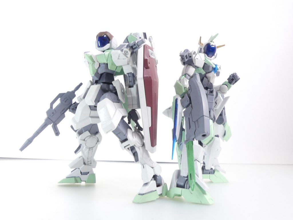 GNヴィンテージ・ライトボディ(改):GNドライヴはネイキッド(ヴィンテージ・ライトボディ)のものをそのまま使用する。この関係で、アルザスが搭乗することになるGNヴィンテージ・ライトボディは本来のテイルブレード付きドライヴに戻った。なお、ハイゼンスレイ・マテウスは現在も修復作業中である。2機を並べて。