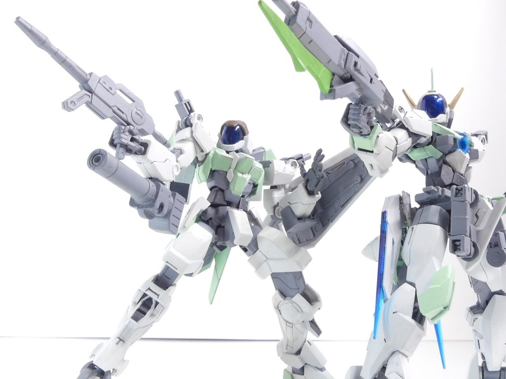 第115改「エピローグV:明日への旅立ち」明日へ。みんななら、踏み出せる。~数日後。フォース・「アルケミスト」のフォースネスト。ダイバー・ミオ・シリウスが記す~先生はお元気でしょうか。・・・GBN内での話ですが。私は元気です。このたび、フォース・「アルケミスト」に所属することになりました。お兄ちゃん、キルシュはもとより、アルザスさんにハタモトさん、ELダイバー・サラハチも一緒です。・・・って、病院に行けば先生にはいつでも会えるんですけど。今、私はリゼル・ミオを使ってハタモトさんと特訓中です。GBNの治安は悪化しています。私のように、「モルジアーナ・プログラム」でダイブすることになったダイバーが大勢いる中、私達にはそれを守る義務があります。先んじてダイブした私が出来ることは、アルザスさんの目的と一緒だったことに気付かされたのです。GBNの武装性能については、近年は特に細かな対応が必要とされる。アルザスさんはそう教えてくれました。1人でも多くのガンプラビルダーに、「武装」の大切さを伝える。「カスタマイズ」の楽しさを体験させるために、アルザスさんはぼっちでいることをやめたようなのです。それは、GBNを守ること。GBNを「ビルド」することにも繋がっていくと。私がこれから為すことが、他のダイバーの「光」になる。そうなってくれれば嬉しいな・・・と、今は思っています。・・・あ。キルシュは今、新ガンプラの製作に励んでいますよ。そうしなきゃ武装のテストは出来ないし、GBNも守れないって。お兄ちゃんは、自分に出来ないことを自覚しながらも・・・強くなりたいんだそうです。ミオみたいなダイバーを守るんだ。守れなきゃいけないんだ・・・って。「惑星エルドラ事件」で、私達のGBNに対する意識は大きく変わったようでした。それこそ、このもう一つの世界で「生きる」かのような。私は、できるって・・・信じています。GBNで出会ったみんななら、もう一歩踏み出せる。そう信じます。何度でも立ち上がる手をさしのべられる仲間が、今はそこにいるのですから・・・~「GBNWeapons EX」完~