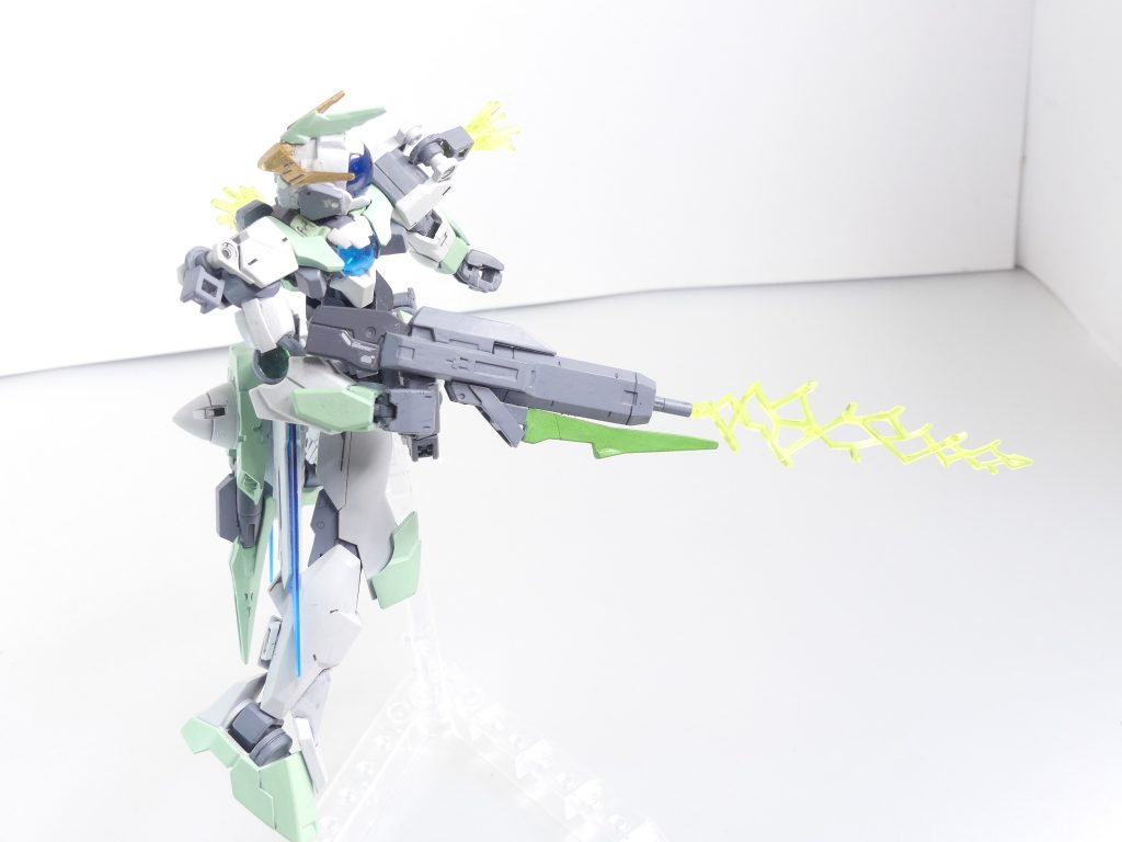 第113改「エピローグＩＩＩ：終わりと始まり」終わりがあれば、始まりもある。ＧＢＮはそういう場所。～バー・「アルケミスト」～俺、キルシュ・シリウスは･･･何というか、お礼を言うためにこのフォースネストを訪れていました。「惑星エルドラ事件」でのいろんな事。アルザスさんは戦闘のメインとして、サラハチの救出のために全力を注ぎました。俺が「生き残れた」のはミオのおかげだけど、ミオは今このＧＢＮにはいません。「障害者社会実験」の期間が終了し、ミオが無料でＧＢＮをプレイできる期間は終わり･･･家の中での協議の結果、ガンダムベースに行く手間などを考えると「もうプレイは出来ない」という結論に達してしまったからです。俺もエルドラ事件でスラッシュバサラが大破（現実世界でもばらばらで修復不能でした）してしまい、今は丸腰でダイブしているところ。アルザスさんは、相変わらず武装のテスト･･･もとい、自己の鍛錬に励んでいました。なんでも、「新生「ビルドダイバーズ」のカザミって子があたしのG-Tubeを見てこのエフェクトの使用を決めたって言うから･･･厳密には武装じゃないけど」って。そういえばアルザスさん、武装の使い方をG-Tubeで流し始めたんだっけ。フォースネストにはハタモトさんもいました。アルザスさんの元フォースメイト。管理サイドのダイバー。今は、フォース・「アルケミスト」に再加入中。ジェミナスルナはエルドラ事件で大きなダメージを負ったはずでしたが、いつの間にか元通りです。凄い修復技術･･･「私のようにできるダイバーは少ないさ」と、ハタモトさん。「自機の大破で引退したダイバーも多い。不信感は、じわじわと広がっている。アルザスも自宅ではマテウスの修繕にかかっているところ。いずれは、また新たな戦いが始まるのだろう」って。「ＧＢＮの未来を決めるのは、戦いなんだなと思う」って･･･先生が言っていたことと、どこか重なります。ハタモトさんは憂うと言うよりも、どこか新たな闘志を燃やしているようでした。あ、そうそう。サラハチは元気でした。あの時助けられたＥＬダイバーは、好奇心旺盛です。自分に今ガンプラがないことを知るとどこかがっかりしていましたが。でも、言っておきました。ヒロトさんの武装に会えて、良かったと。君がいなかったら、こんなすてきな体験は出来なかったんだと。･･･ここにミオも、いればな。そう思っていた矢先。「･･･知らなかったの、キルシュ？」アルザスさんが、言いました。「ミオちゃん。またＧＢＮ、出来るわよ」･･･え。それ、本当・・・？（続く） 