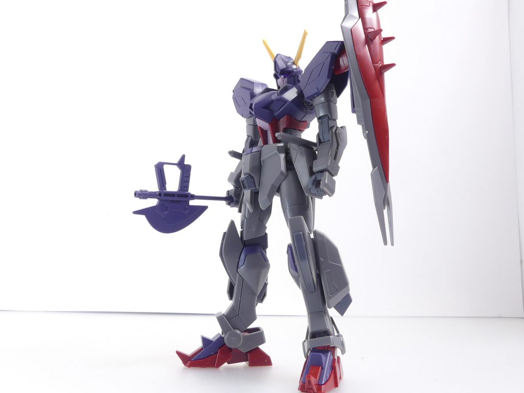 エルドラウィンダム:アルスが、ウィンダムのデータを基に作り上げた「ヒトツメ」のモビルスーツ。汎用性と量産性、それらを含む総合性能のバランスに着目し、宇宙戦や空中戦に対応するための背面フライトユニットを標準装備する。フライトユニットを外して前から。専用ライフルは1パーツ+ビームサーベル発振部で少し薄め。写真はヒートホークとして持たせたところ。肩には3ミリ穴が追加され、ジョイントを介して専用シールドを懸架可能。